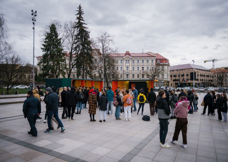 Instaliacija „Kai susitinka istorijos” baigė kelionę po regionus ir atkeliavo į sostinę &#8211; Vilniuje įvyko instaliacijos atidarymo šventė